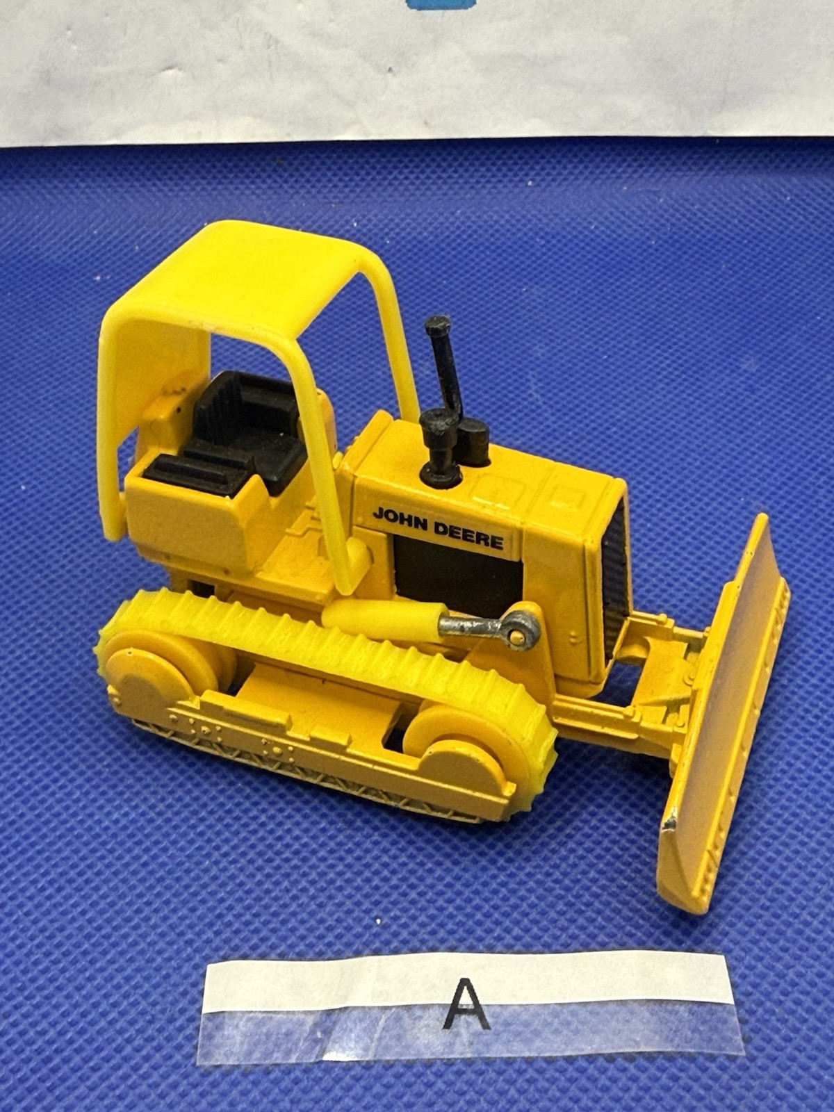 ERTL – JOHN DEERE BULLDOZER / DOZER / CRAWLER – 1/64 DIECAST MIGHTY MOVER lot A