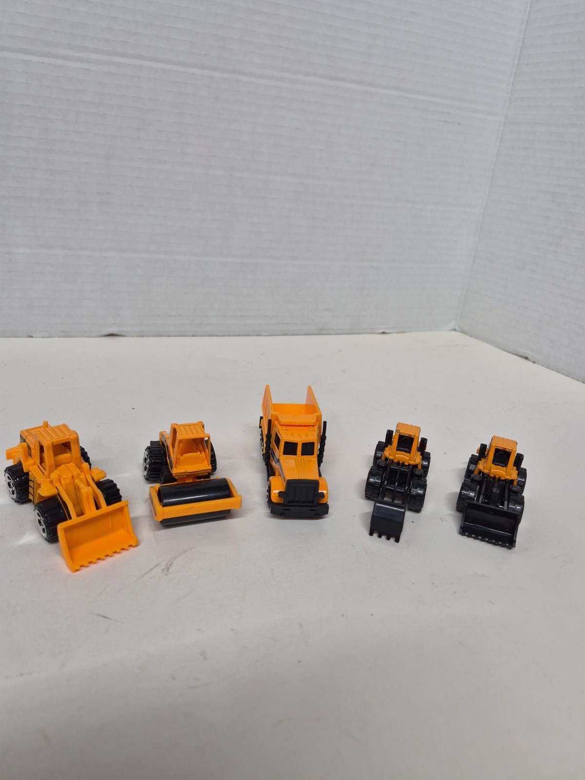 Miscellaneous Toys One Truck And 4 Pcs Construction Equipment