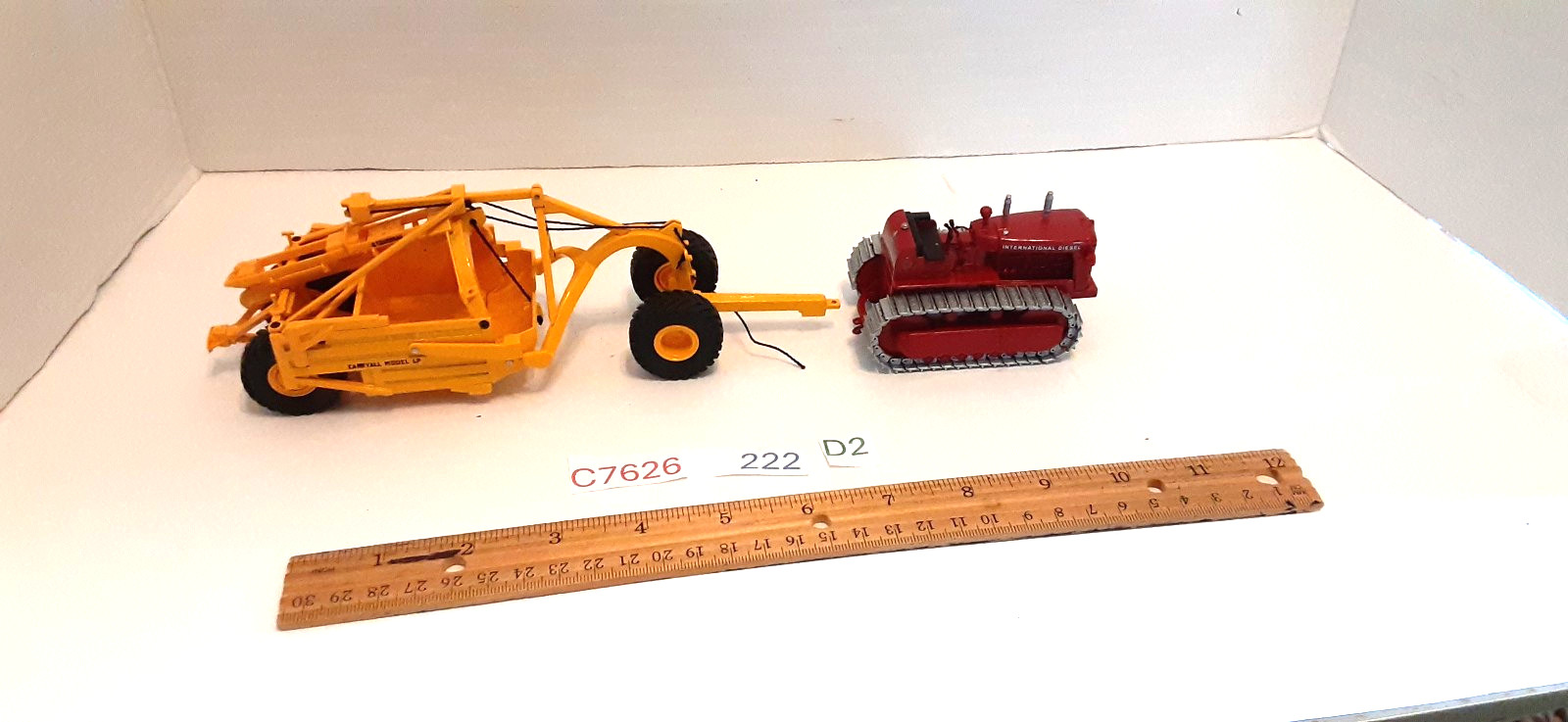 1:50 INTERNATIONAL HARVESTER TD-24 Crawler w/ LeTourneau Carryall Model LP