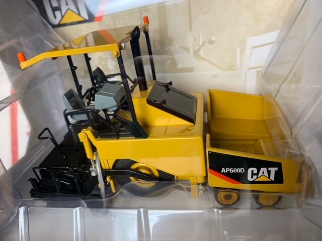 Norscot 1/50 Caterpillar AP600D Asphalt Paver with Canopy #55260 📌USA📌