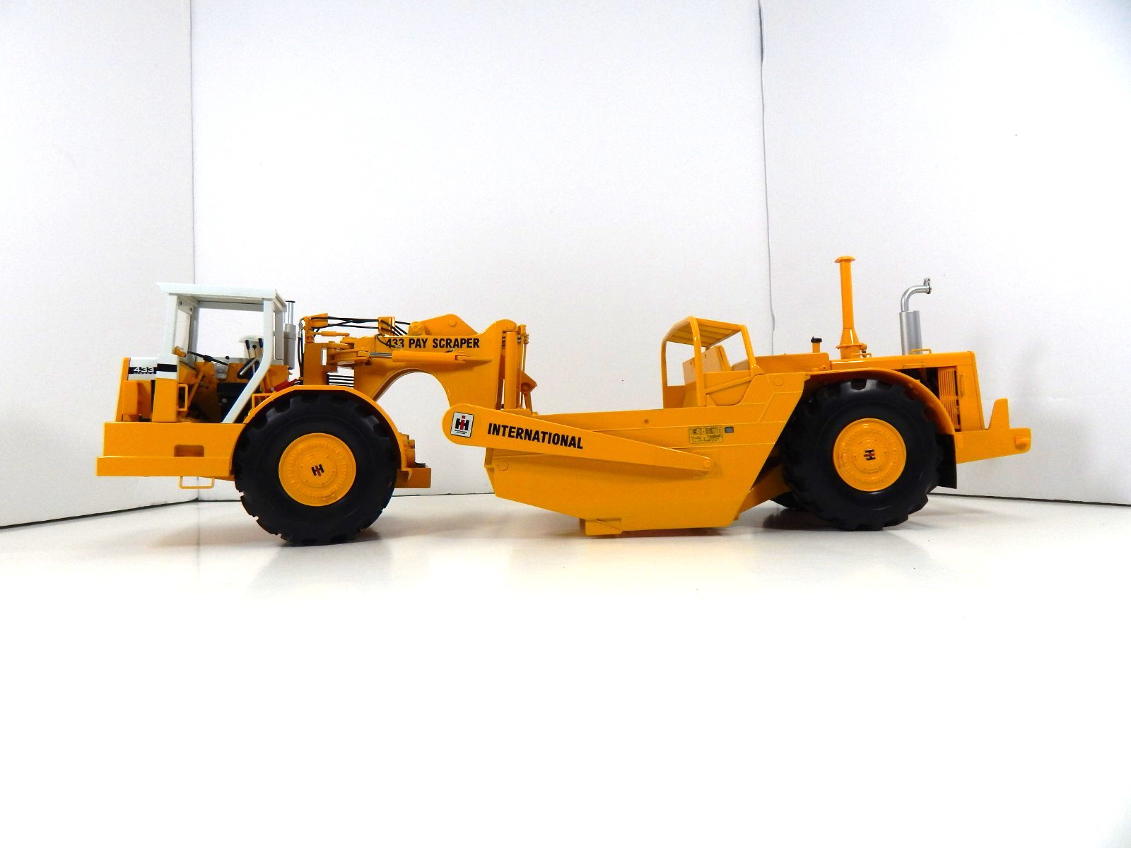 First Gear International Harvester | 433 Dual-Engine Pay Scraper, Free Shipping.