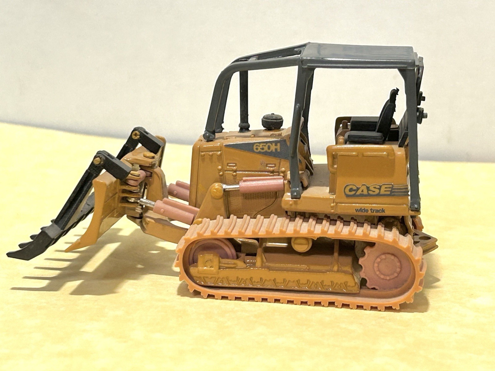 ERTL 1/50 Scale Custom Case 650H Wide Track Angle Dozer w/Root Rake Attachment!
