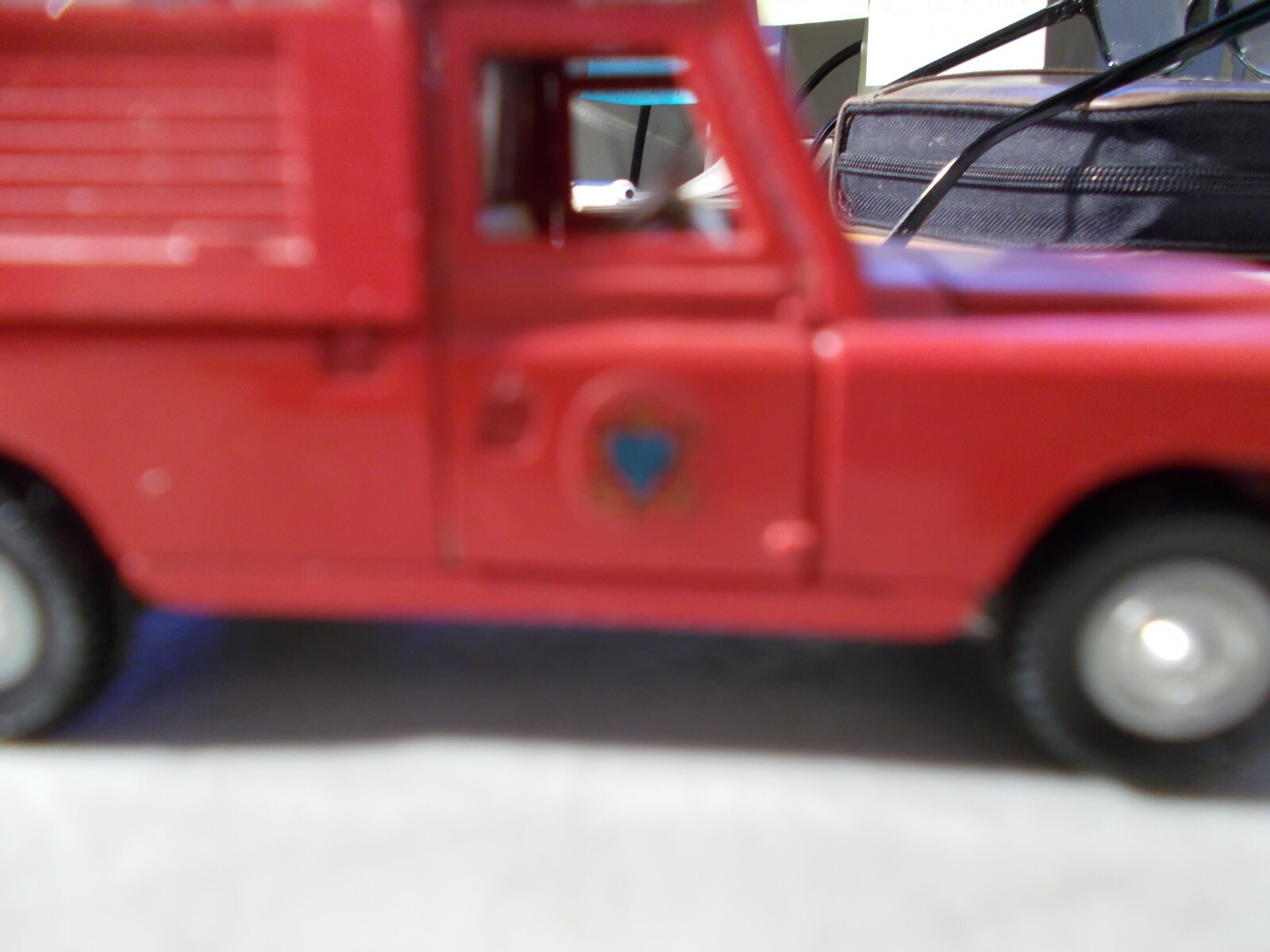 VINTAGE DINKY TOYS DIE-CAST 109 WB LAND ROVER FIRE SERVICES + LADDER 4.5″ LONG