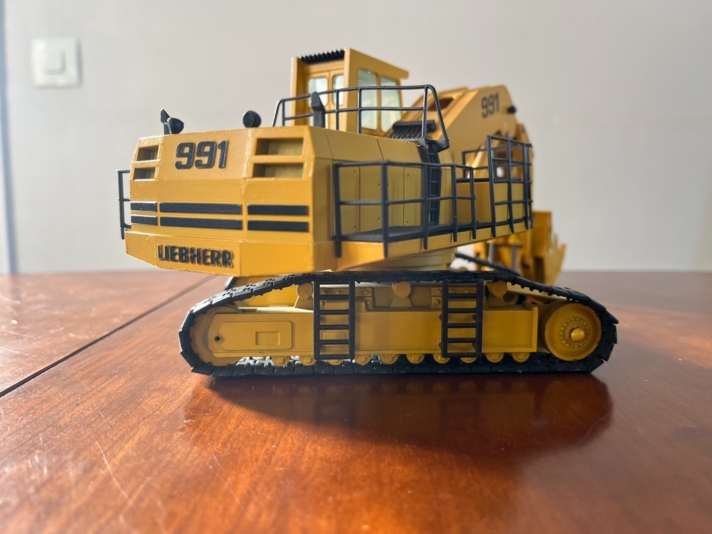 LIEBHERR R 991 BUT CONRAD 1/50 EXCAVATOR like new