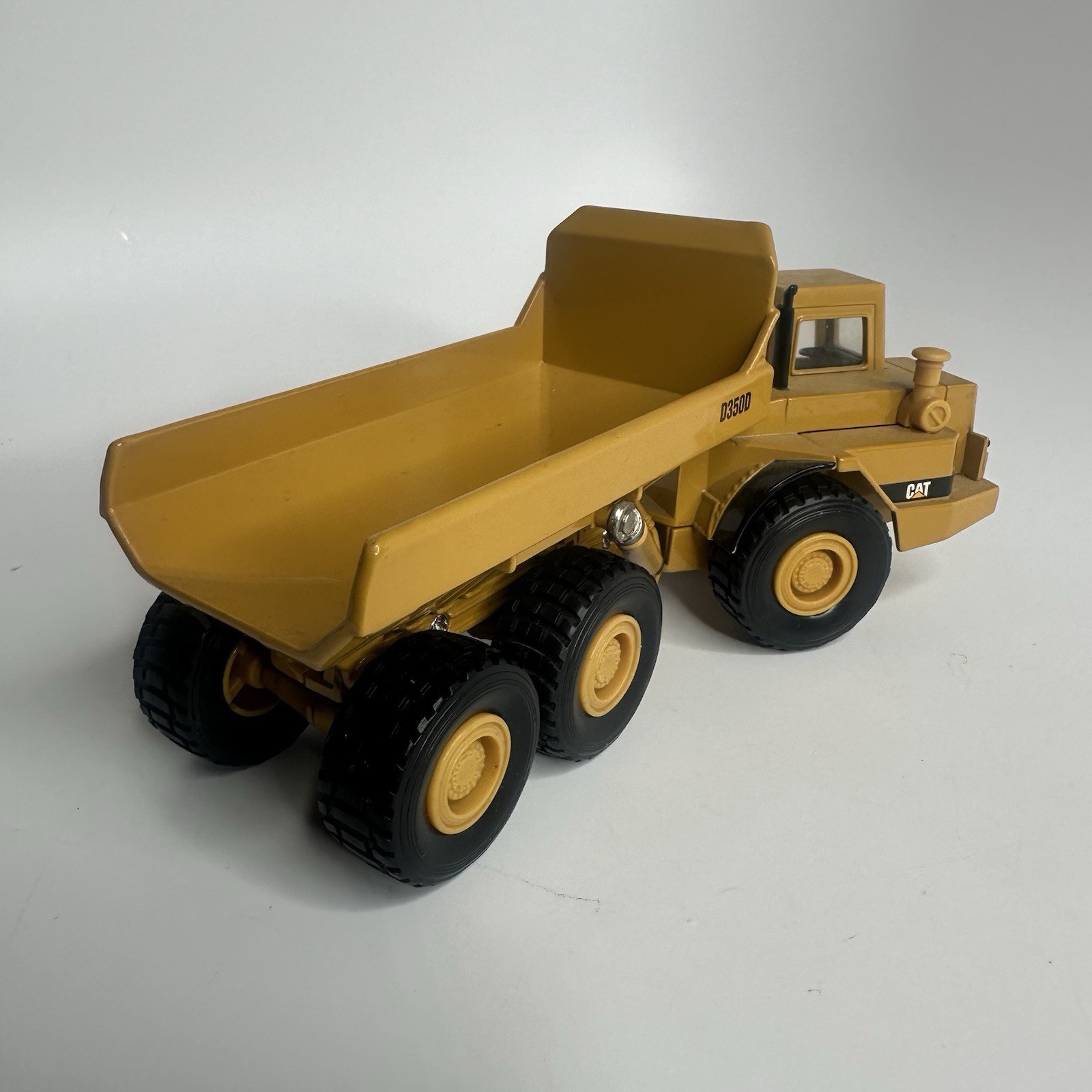 1992 Ertl Caterpillar D3500 Dump Truck 2431 – Construction – 1/50 Scale No Box
