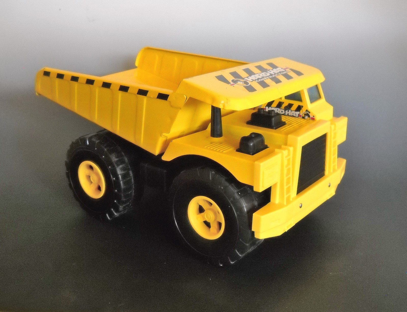 FUN RISE Hard Hat Contractors Big Toy Dump Truck Metal and Plastic 8″ x 15″