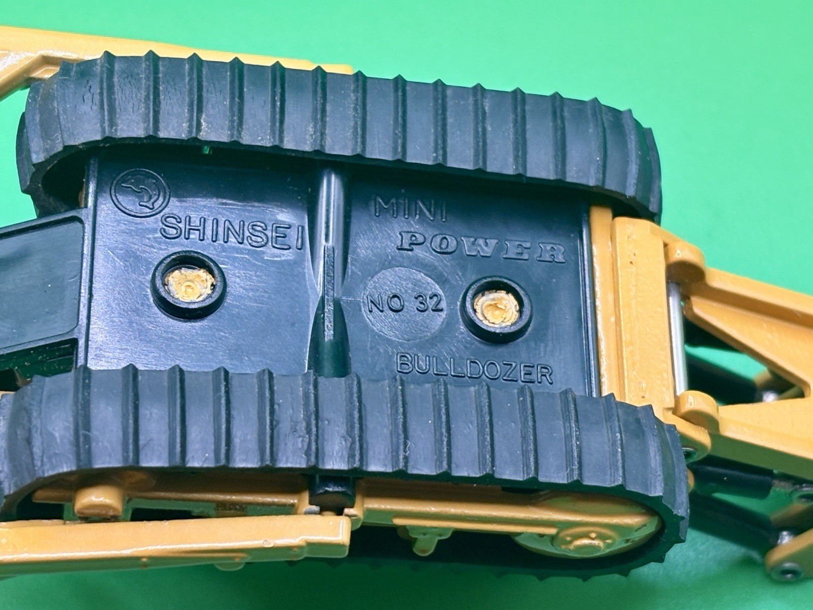 Caterpillar Cat D9G Dozer with Ripper – Shinsei 1:74 Scale No. 32