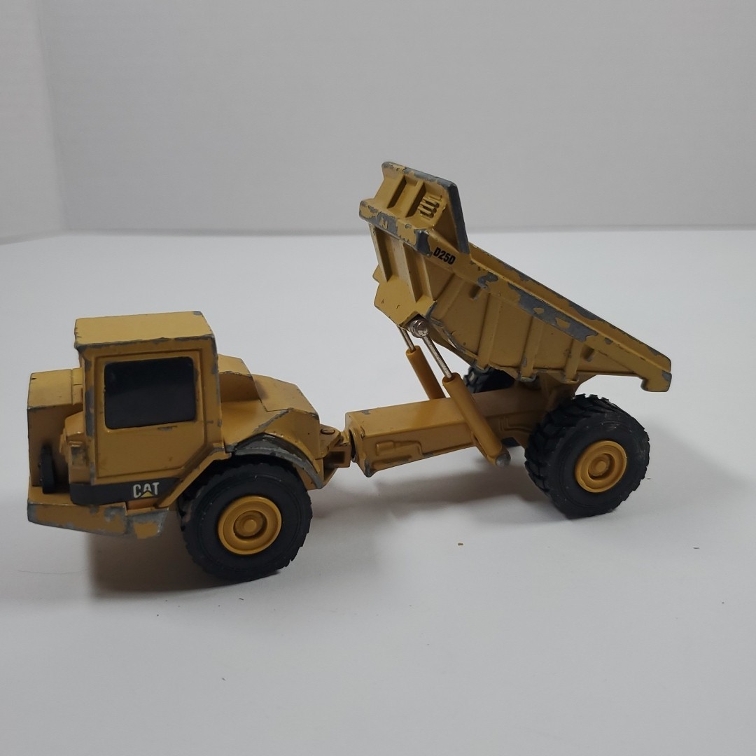 Caterpillar D25D Articulating Dump Truck 1/64 Diecast Cat Brand Pre-owned no box
