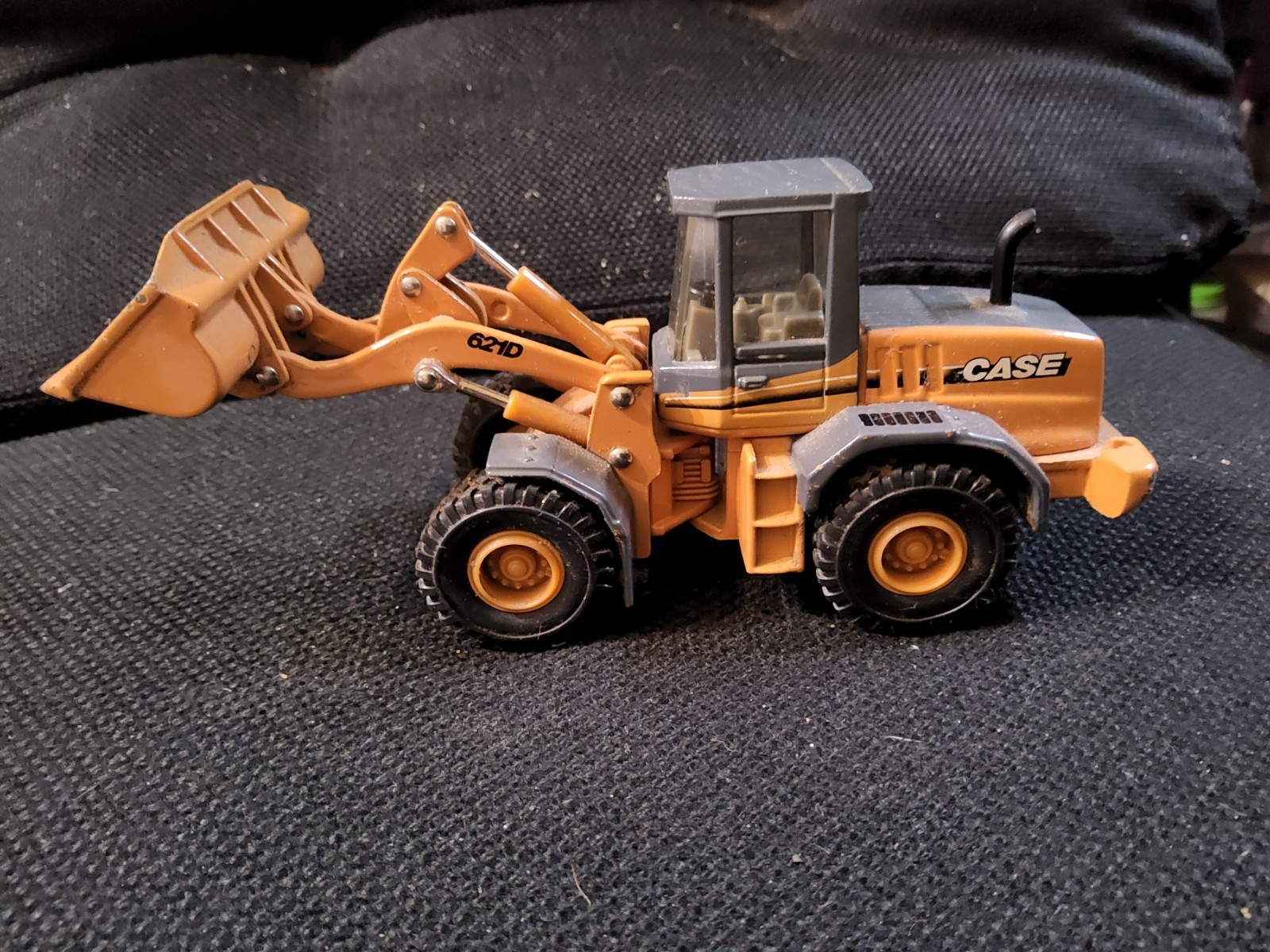 VINTAGE ERTL DIE CAST: CASE FRONT WHEEL LOADER 621D