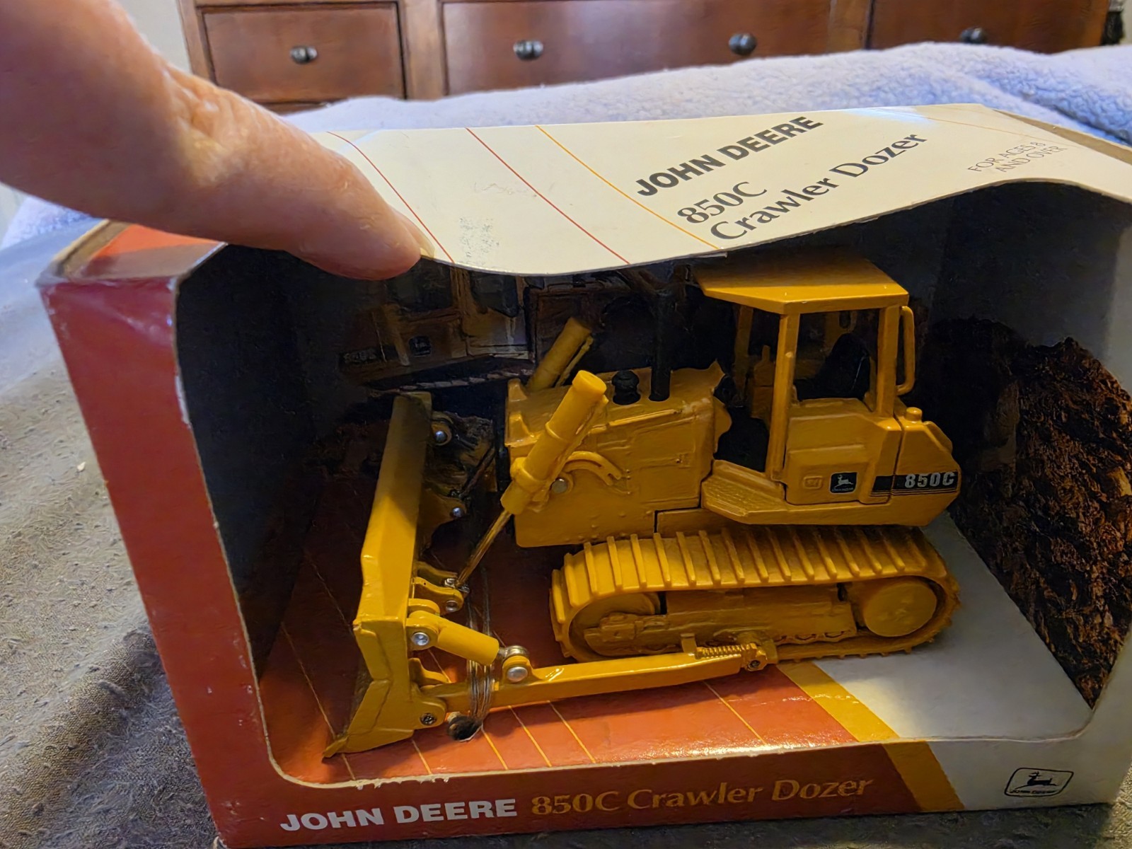 Die Cast John Deere 850C Crawler Dozer- 1:50 scale by Ertl #5261 (1996) NEW…