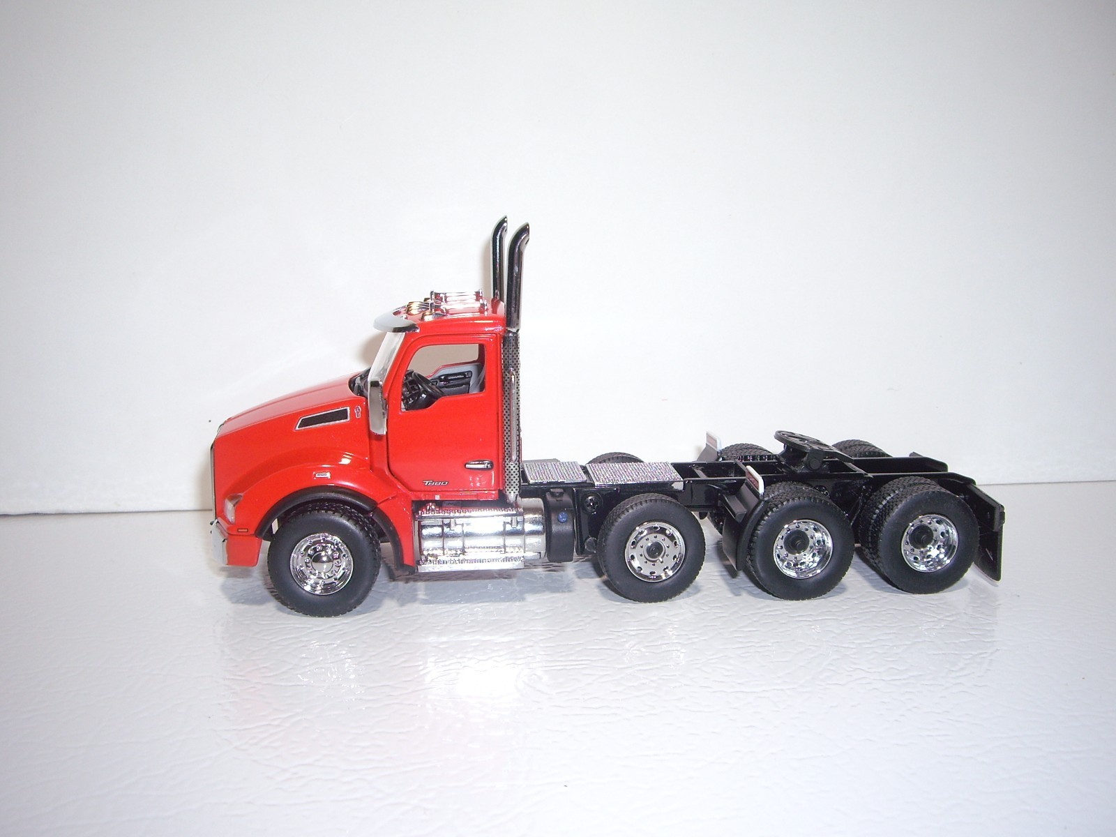 DIECAST MASTERS 1/50 RED TRI-AXLE KW T880 DAYCAB&TRI-AXLE LOWBOY W/T D11R DOZER