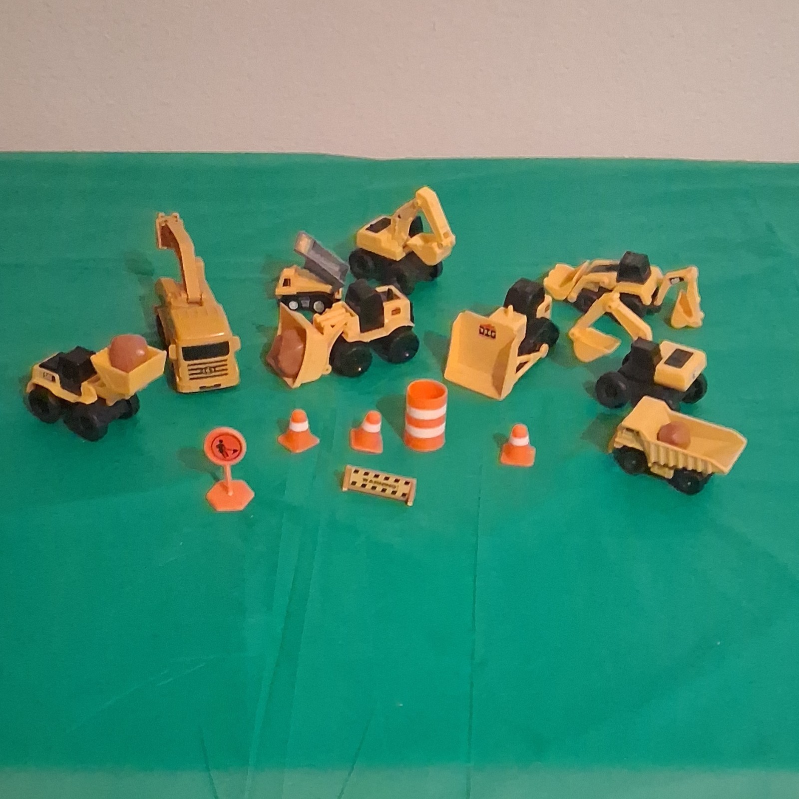 WIG Construction Vehicle Toy Set Plastic Yellow Black Orange for Ages 3-7