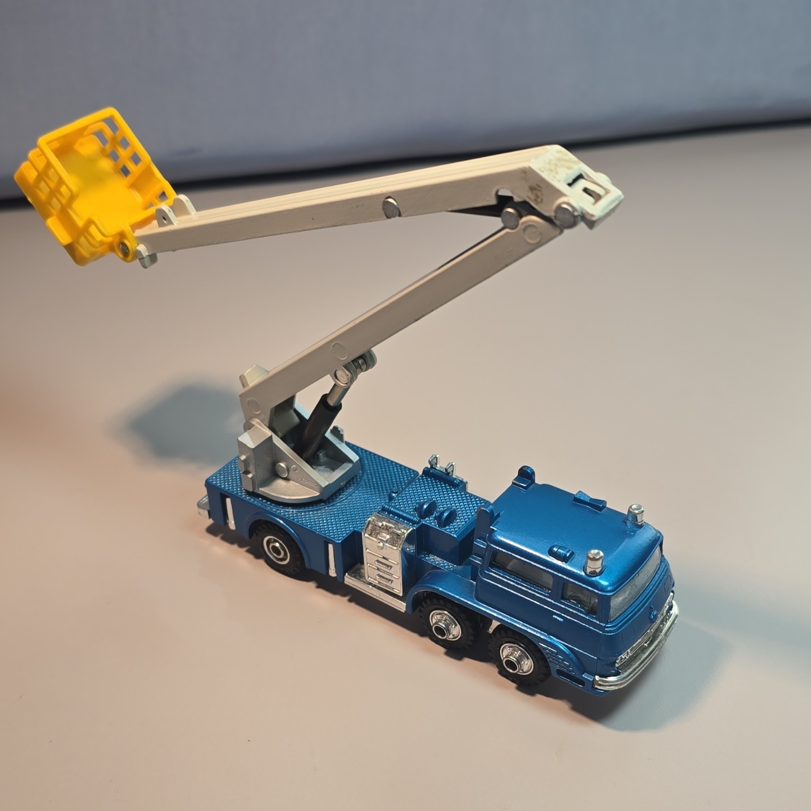 Shinsei Mini Power Ford F-7000 Cherry Picker Crane 1:55 Diecast Japan Blue
