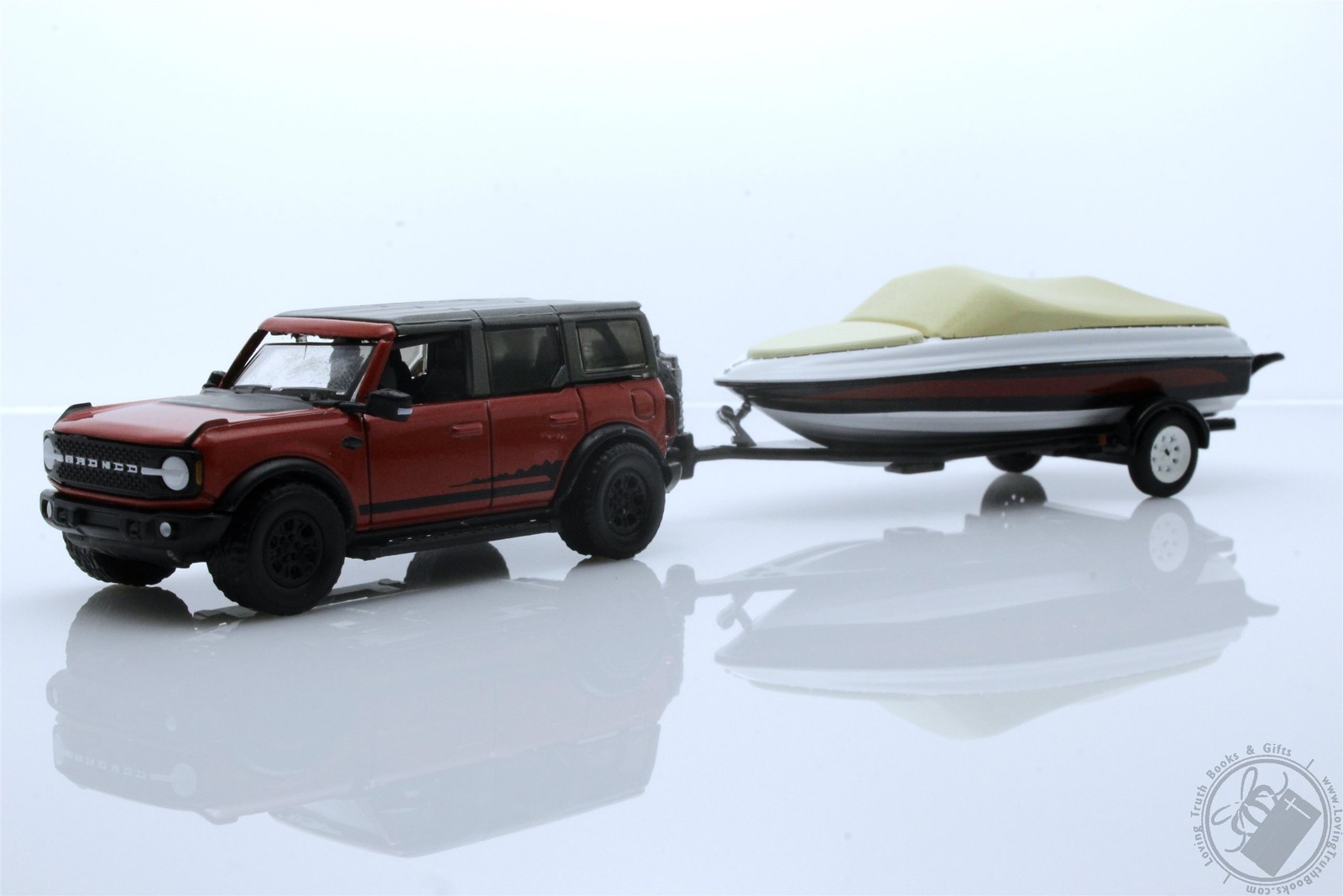2021 Ford Bronco Wildtrak w/ Boat & Trailer, 1/64 Diecast Model Red