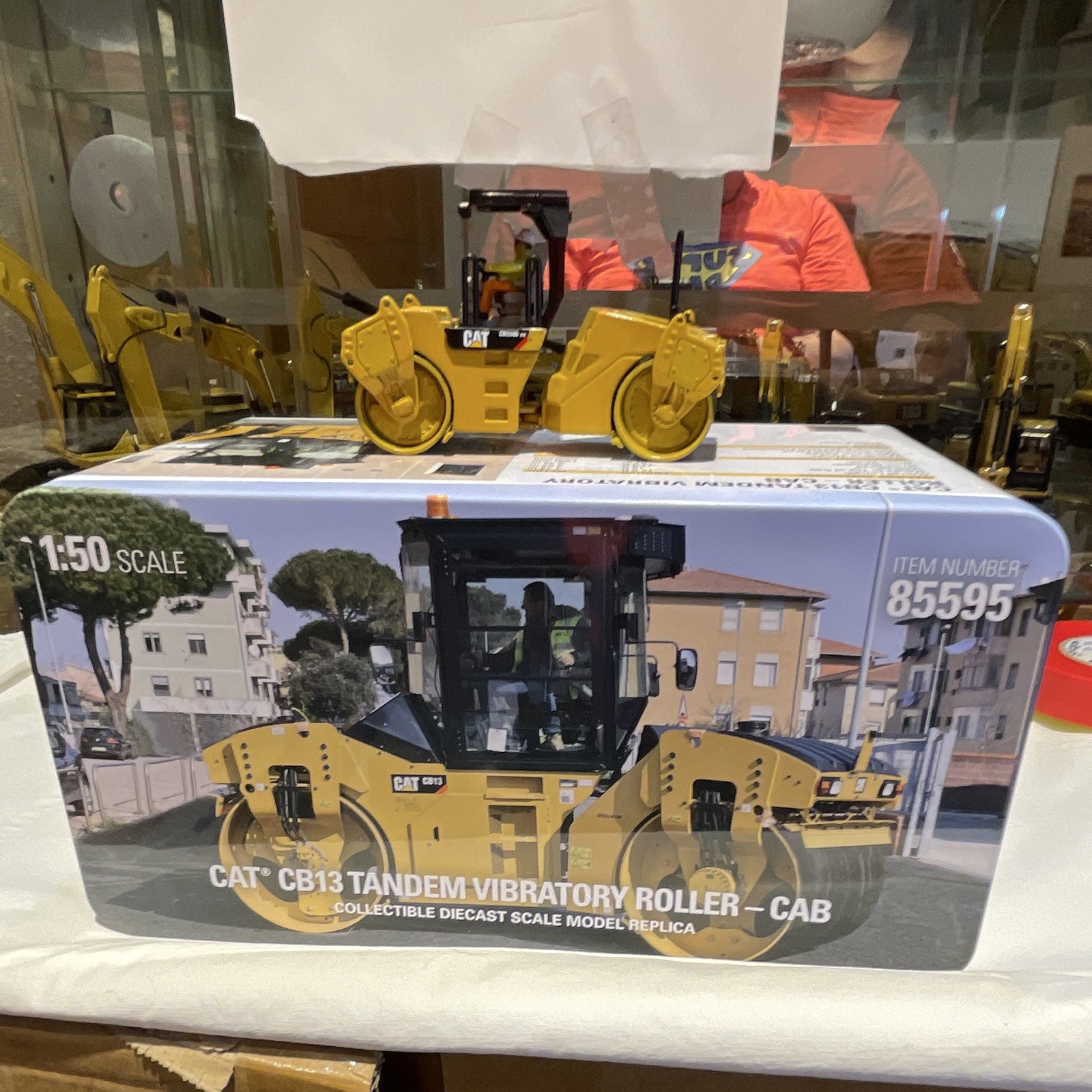 Diecast Masters CAT CB13 Tandem Vibratory Roller Cab Diecast 1:50 85595