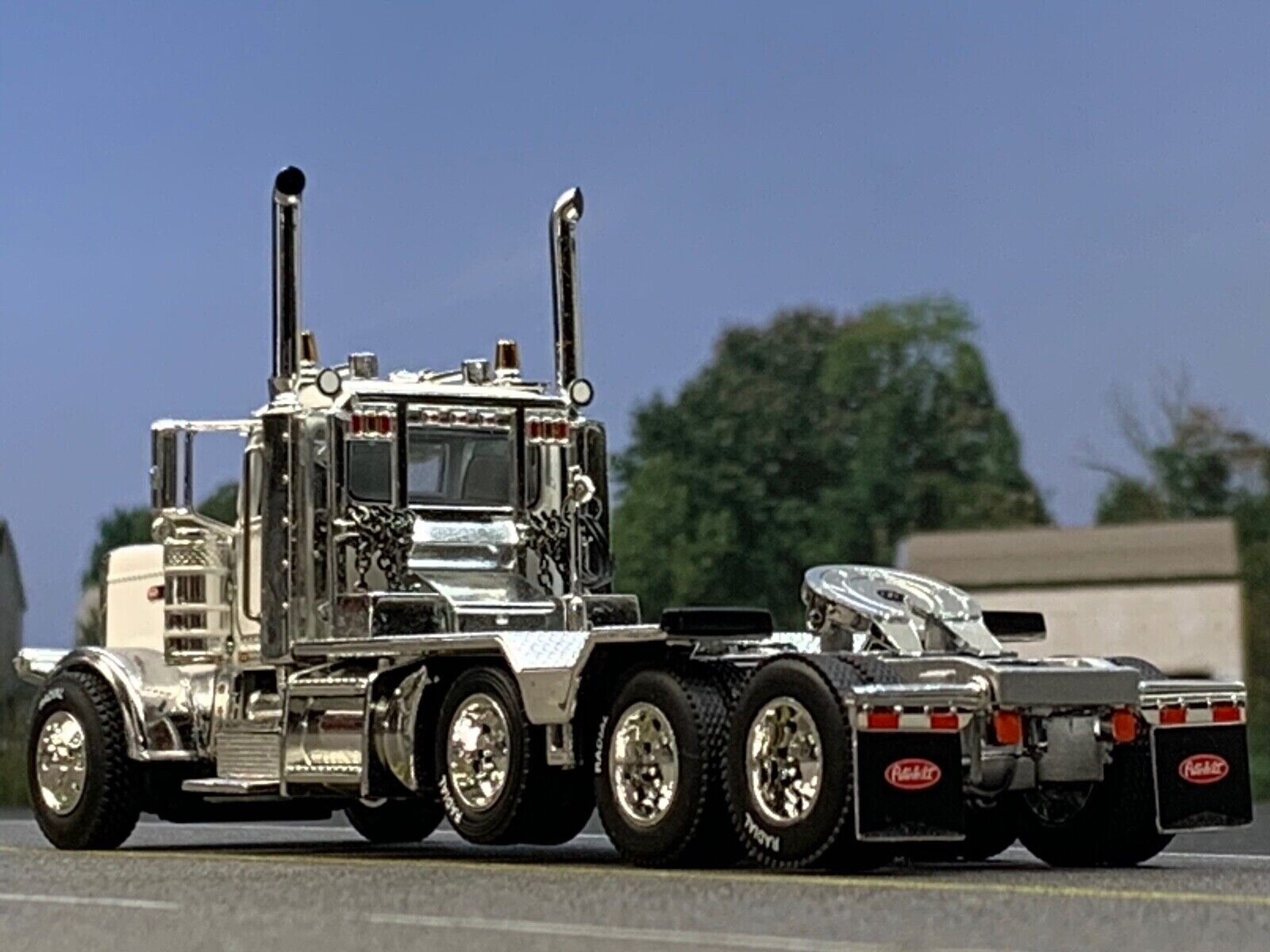 1/64 DCP WHITE P&C PETERBILT 389 HEAVY HAUL W/ FONTAINE BEAM SET