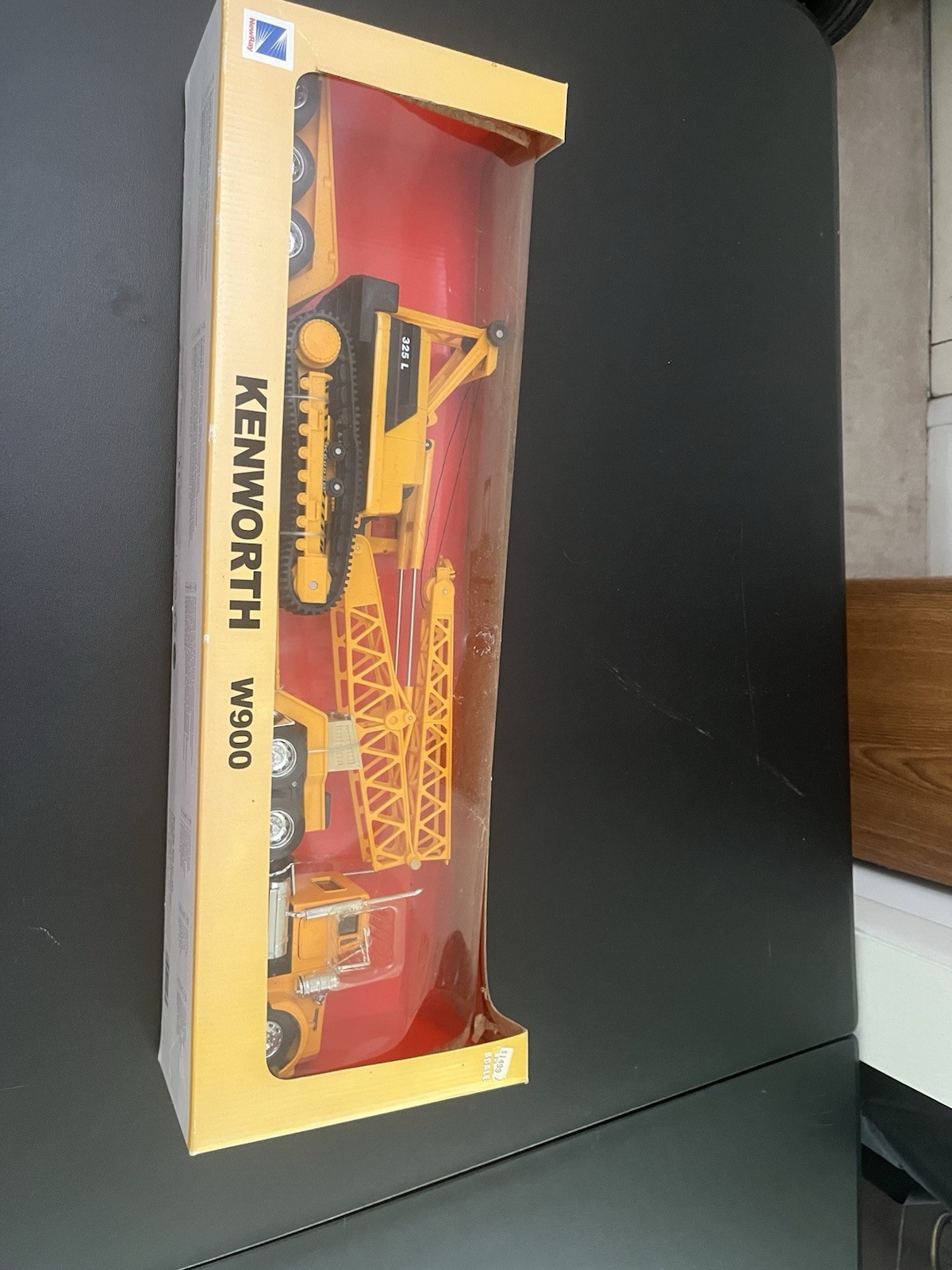 New-Ray Kenworth W900 1:32 Diecast Crane Truck Orange With Stand