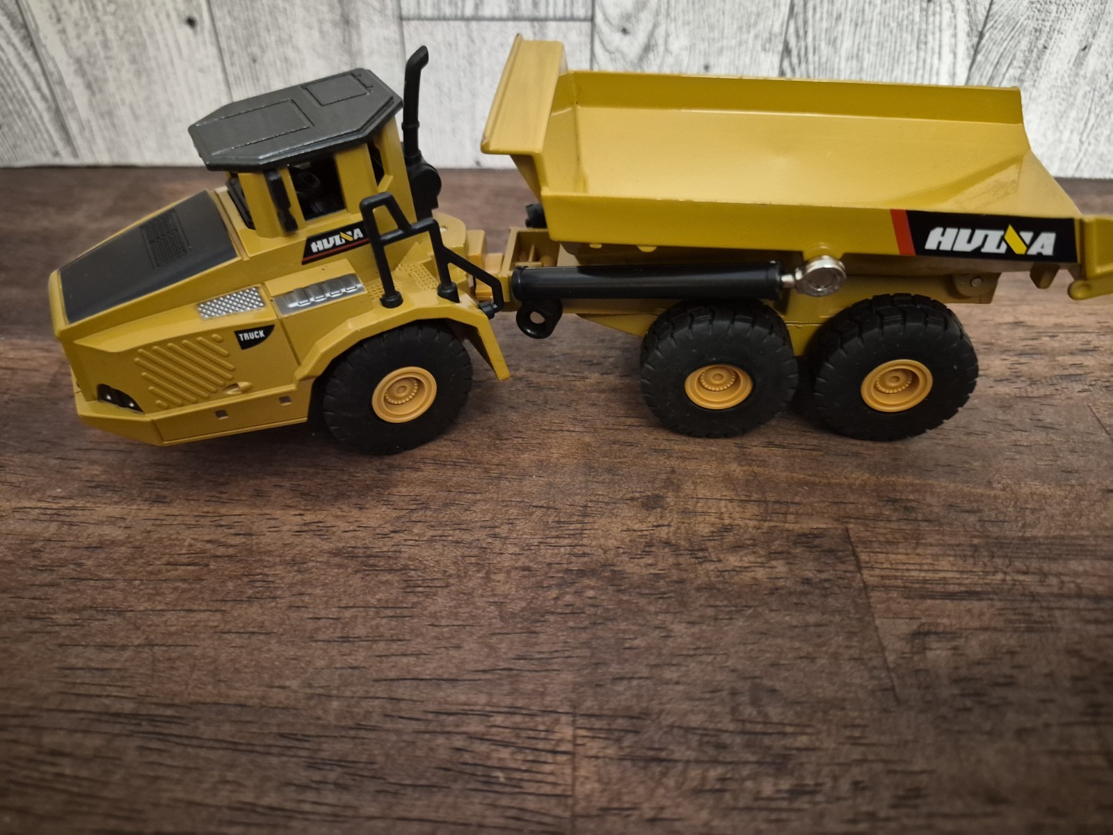 Huina 1/50 SCALE Articulating Dump Truck Mining Earth Moving Realistic Model