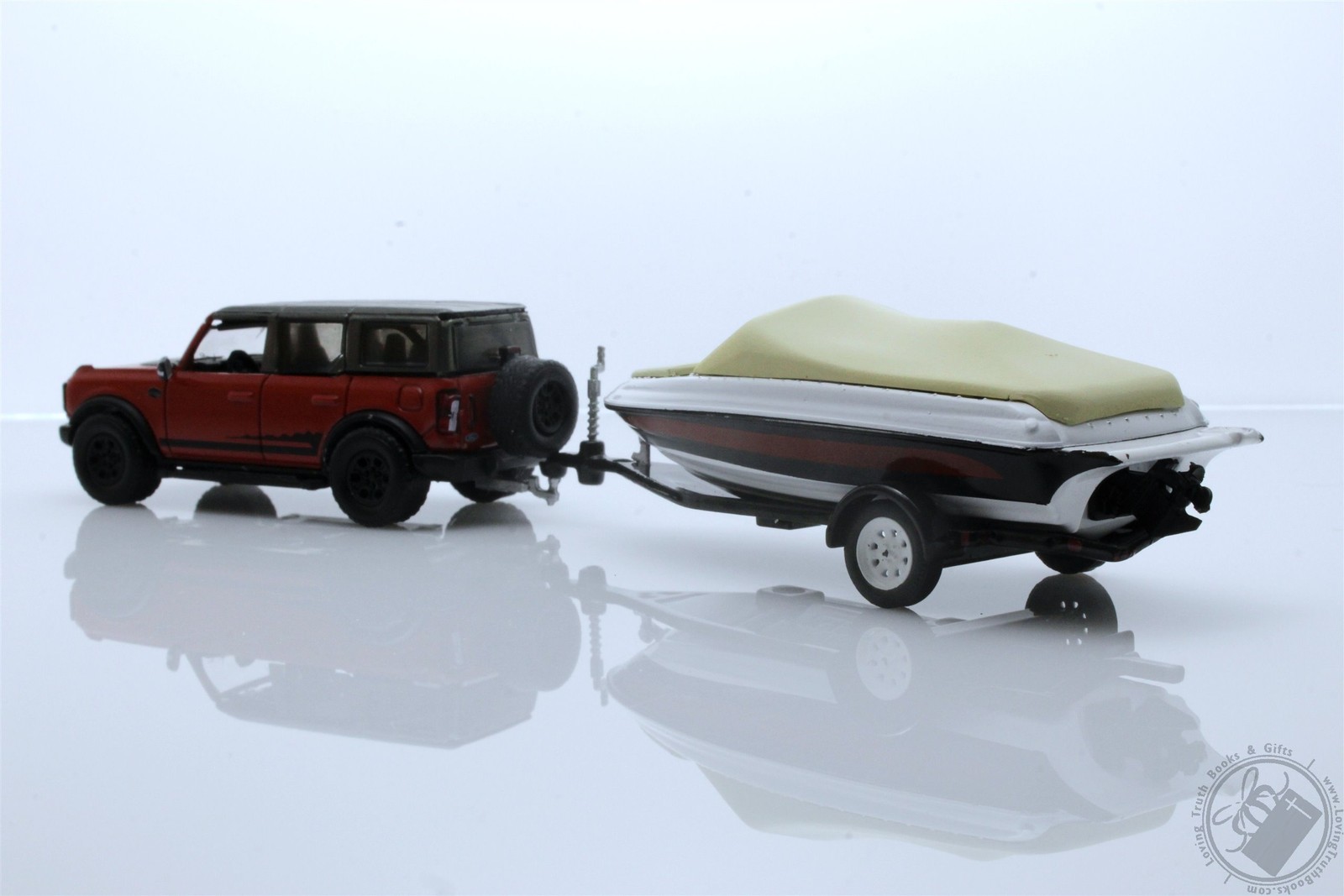2021 Ford Bronco Wildtrak w/ Boat & Trailer, 1/64 Diecast Model Red