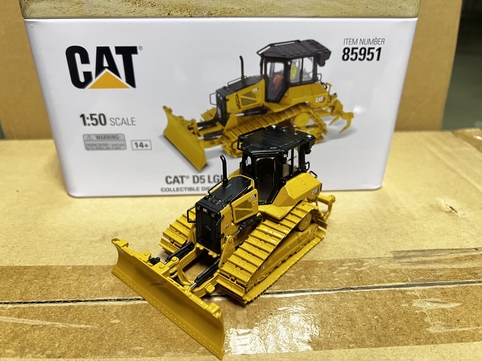 DM 1:50 CAT D5 LGP Caterpillar tracked bulldozer vehicle shovel model 85951