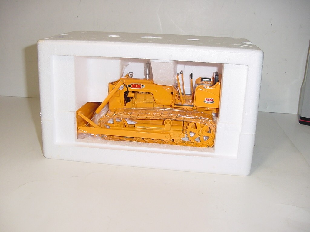 1/16 Minneapolis Moline 2 Star “High Detail” Crawler W/Blade by SpecCast NIB!
