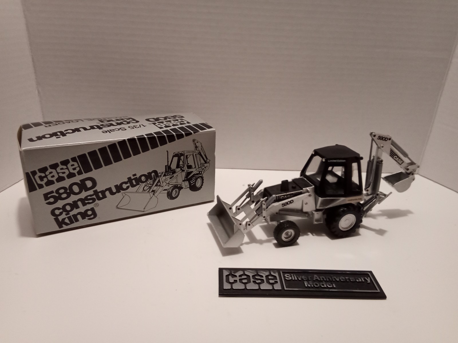 NEW! Case 580D Construction King 1:35 Silver Anniversary Diecast Backhoe Loader