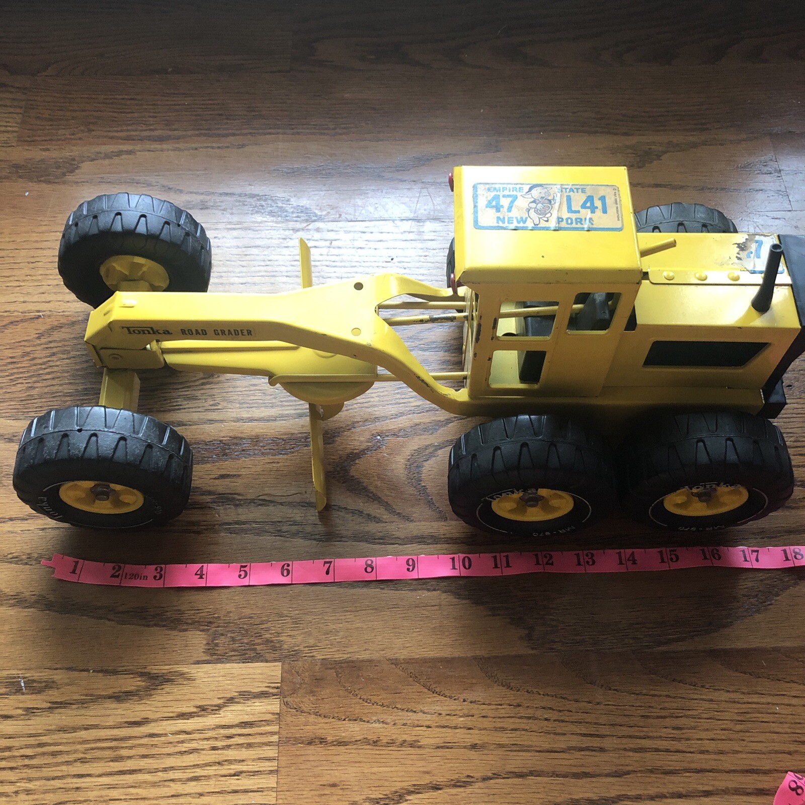 1970s TONKA 17” CAT ROAD GRADER SCRAPER USA MADE PRESSED STEEL TOY