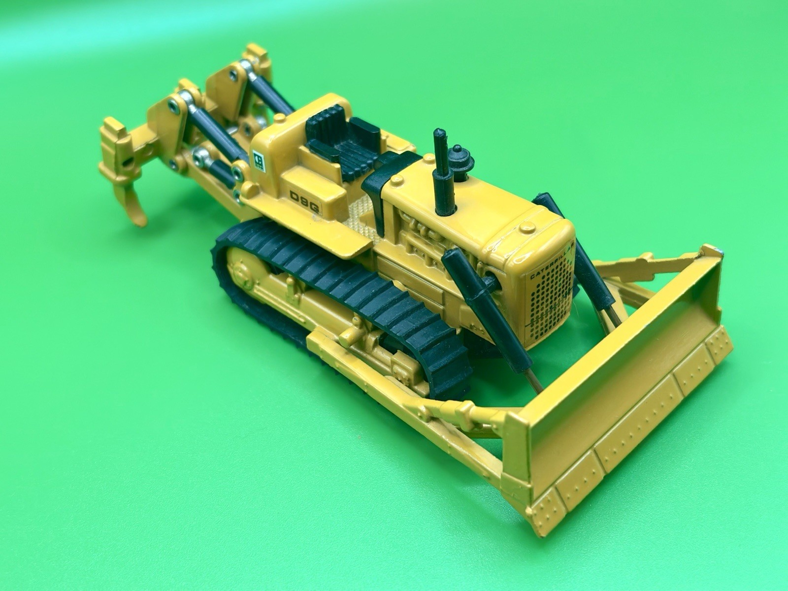 Caterpillar Cat D9G Dozer with Ripper – Shinsei 1:74 Scale No. 32