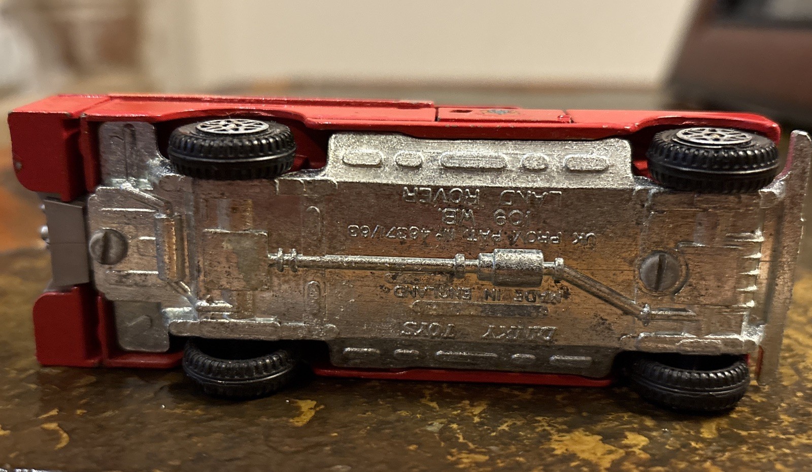 VINTAGE DINKY TOYS DIE-CAST 109 WB LAND ROVER FIRE SERVICES + LADDER 4.5″ LONG