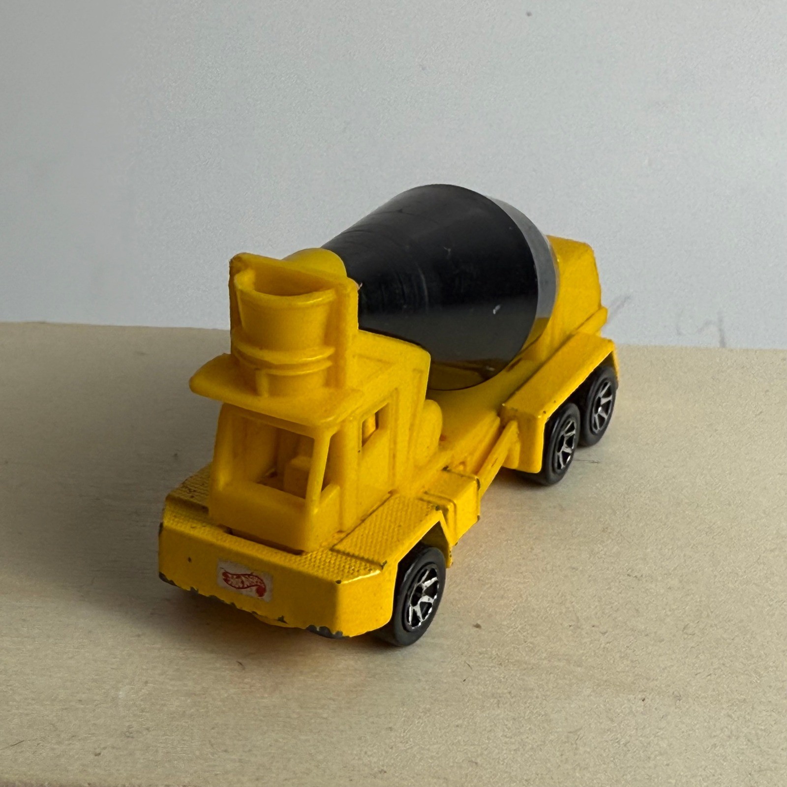 1991 Mattel Hot Wheels #269 ~ Yellow/Black Oshkosh Cement Mixer Car Diecast
