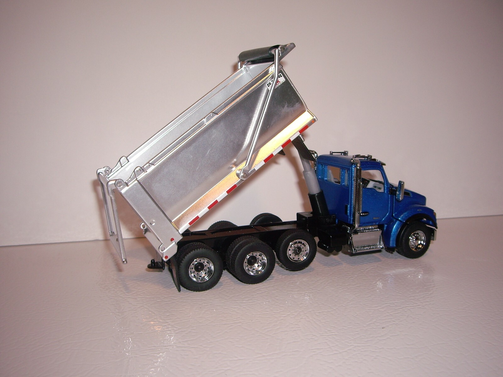 DIECAST MASTER 1/50 KW T880S SFFA TRI-AXLE OX BODIES DUMP TRUCK FIRST GEAR