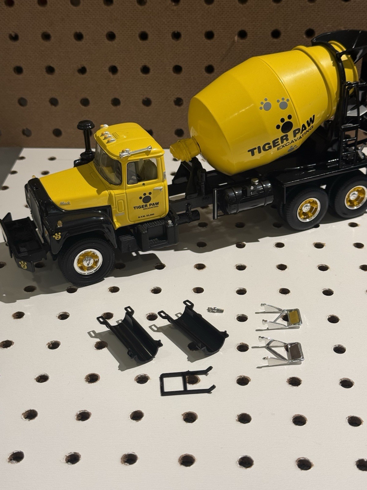 1st First Gear 1/34 Mack R Model Mixer Truck Tiger Paw 19-2392