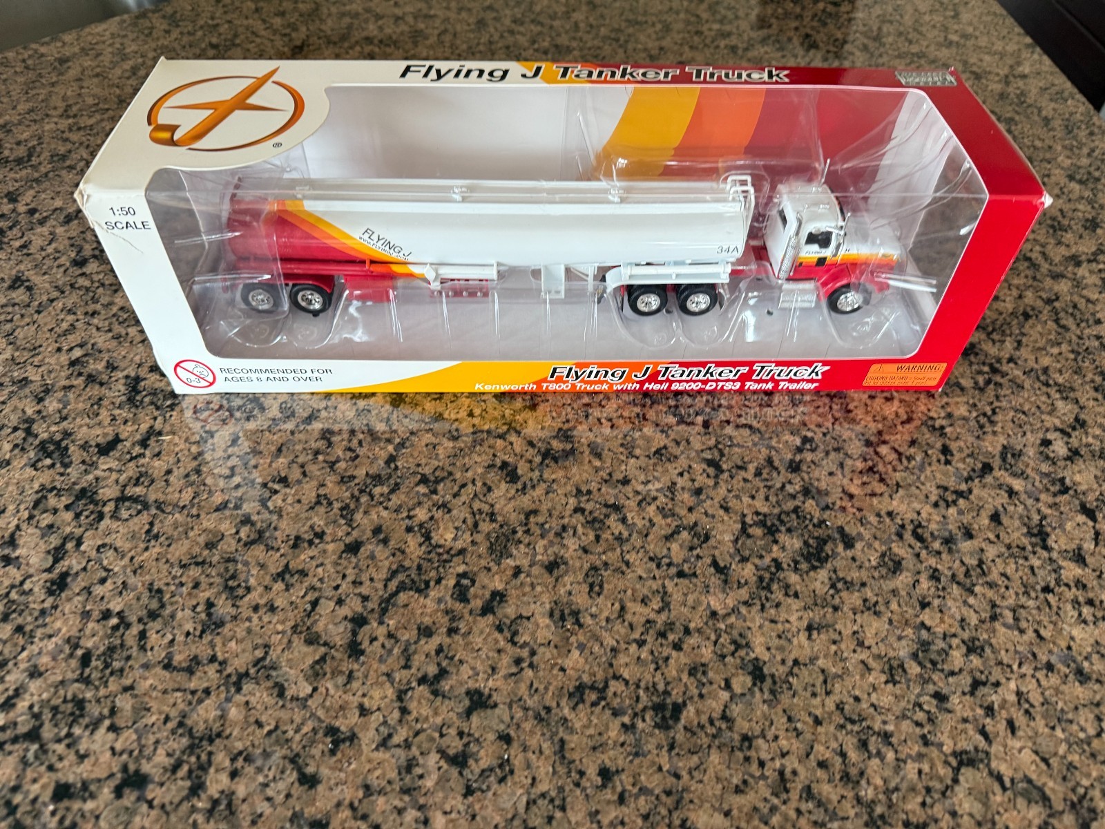 1/50 NORSCOT KENWORTH T800 WITH HEIL 9200 DTS-3 TANK TRAILER