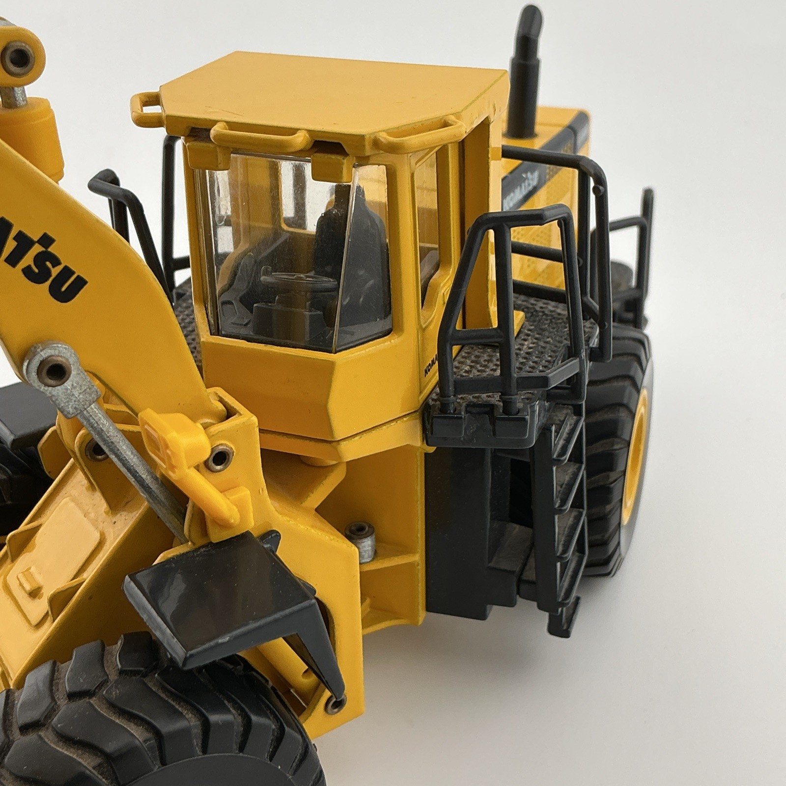 JOAL Komatsu WA600 1:50 Scale Diecast Wheel Loader Articulated Model w/ Bucket