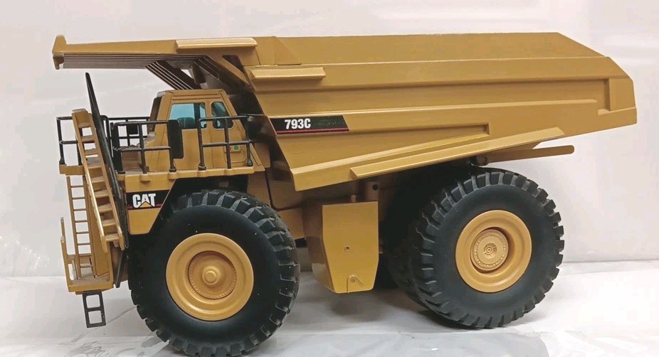 2000 VTG CAT 793C Off-Highway Truck NZG No. 403 1/50th Scale NEW IN ORIGINAL BOX
