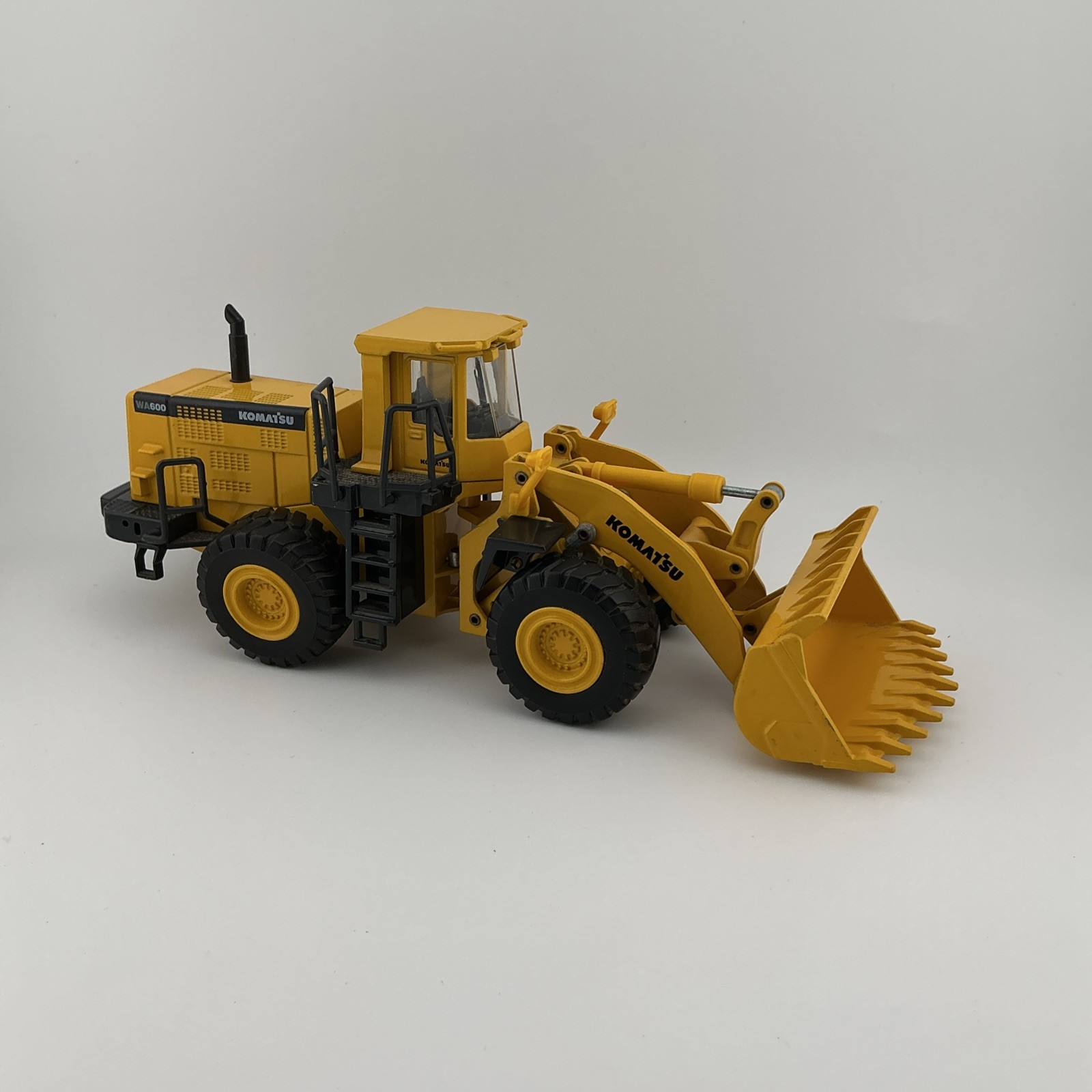 JOAL Komatsu WA600 1:50 Scale Diecast Wheel Loader Articulated Model w/ Bucket