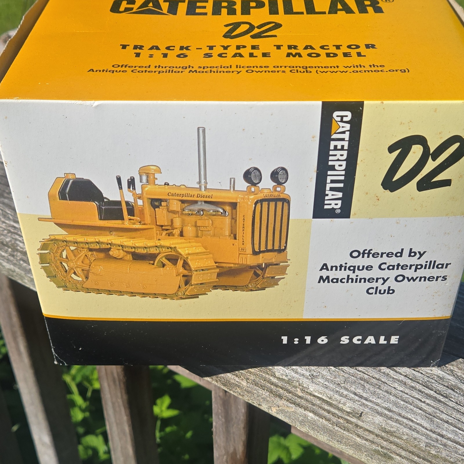 SpecCast CAT Caterpillar D2 1:16 Diecast Track-Type Tractor w/ Case