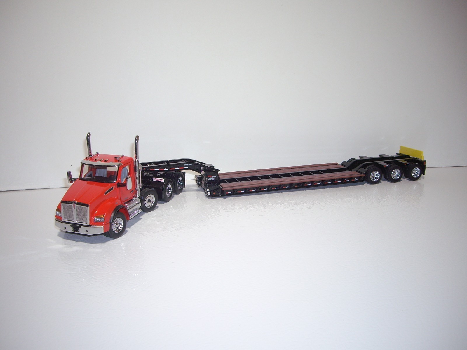 DIECAST MASTERS 1/50 RED TRI-AXLE KW T880 DAYCAB&TRI-AXLE LOWBOY W/T D11R DOZER