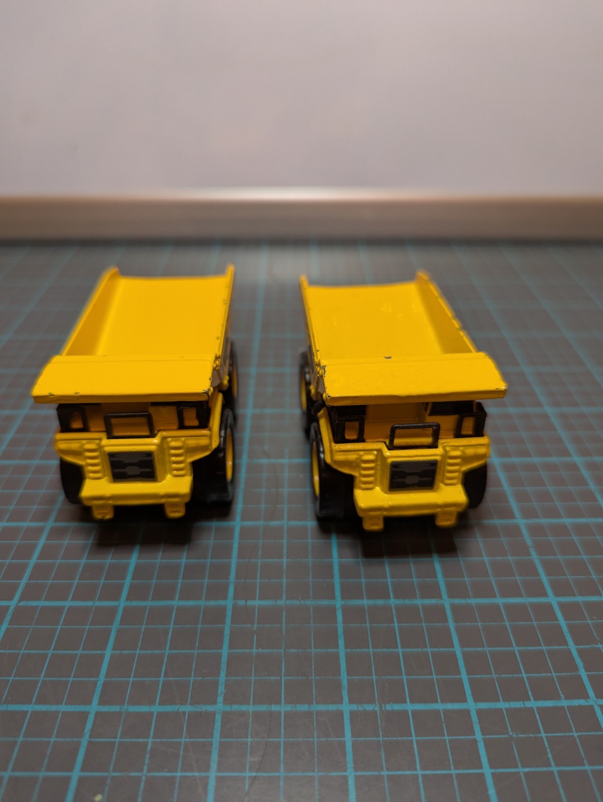 CATERPILLAR CAT 1:55 Scale Diecast Yellow Dump Truck Funrise 2019 #82255 Set 2