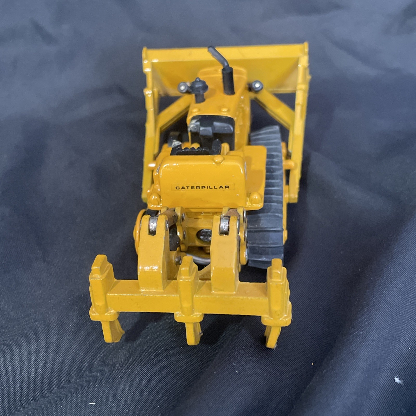 Caterpillar Cat D9G Dozer with Ripper – Shinsei 1:74 Scale No. 32