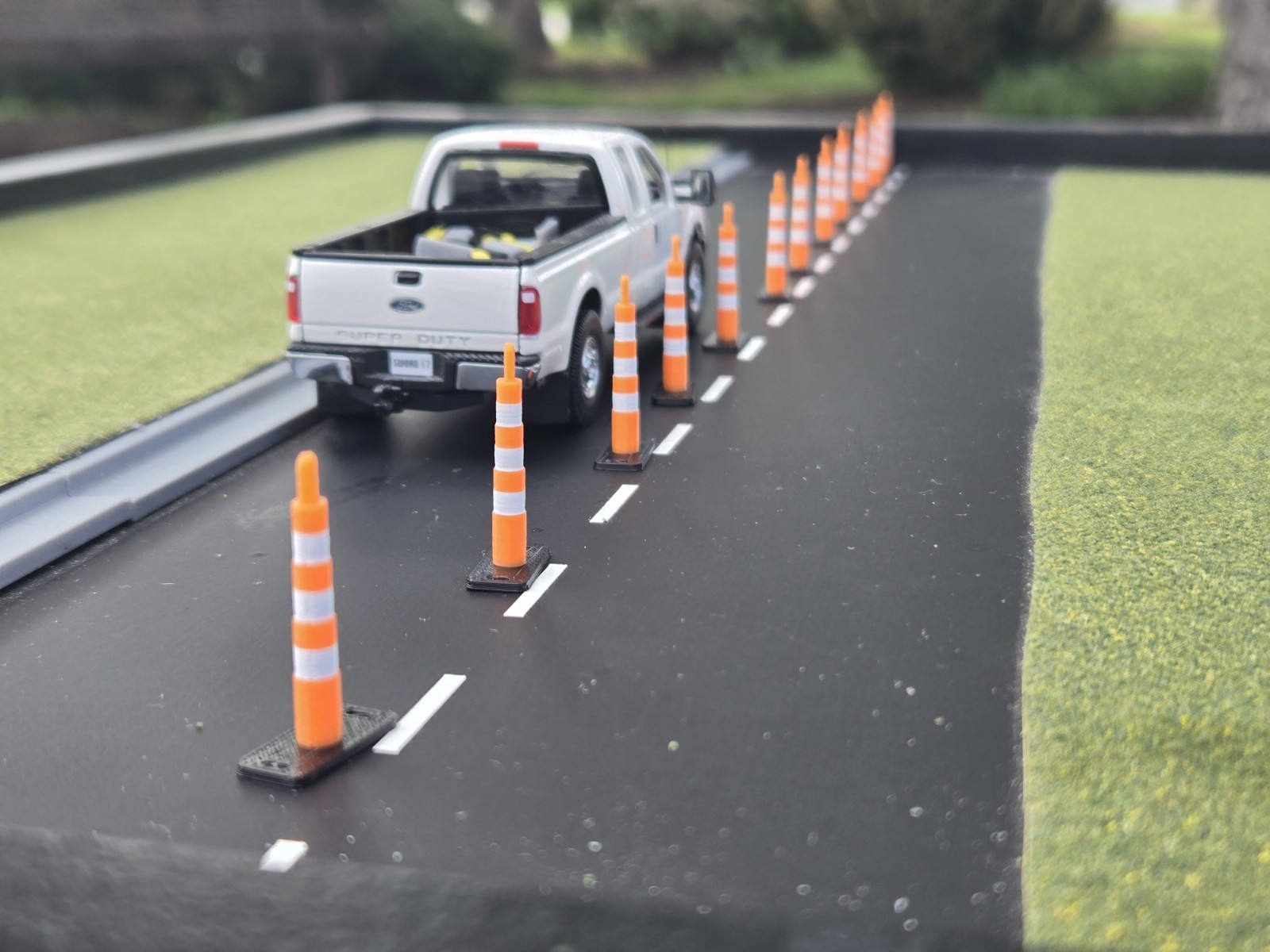3D 1/50 Scale Traffic Delineator Lane Dividers *12 Pack*