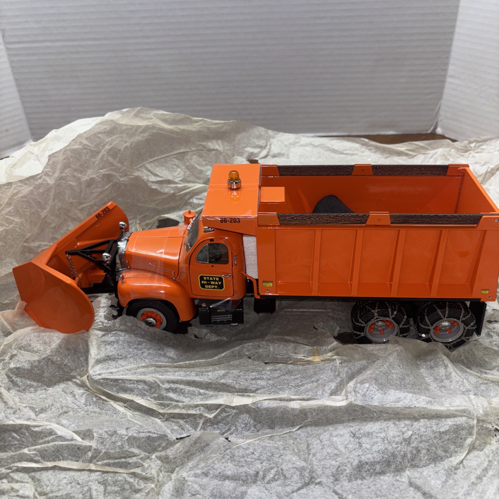First Gear 1/25, Mack B61 Dump Truck With Snow Plow, State Highway, 49-0019