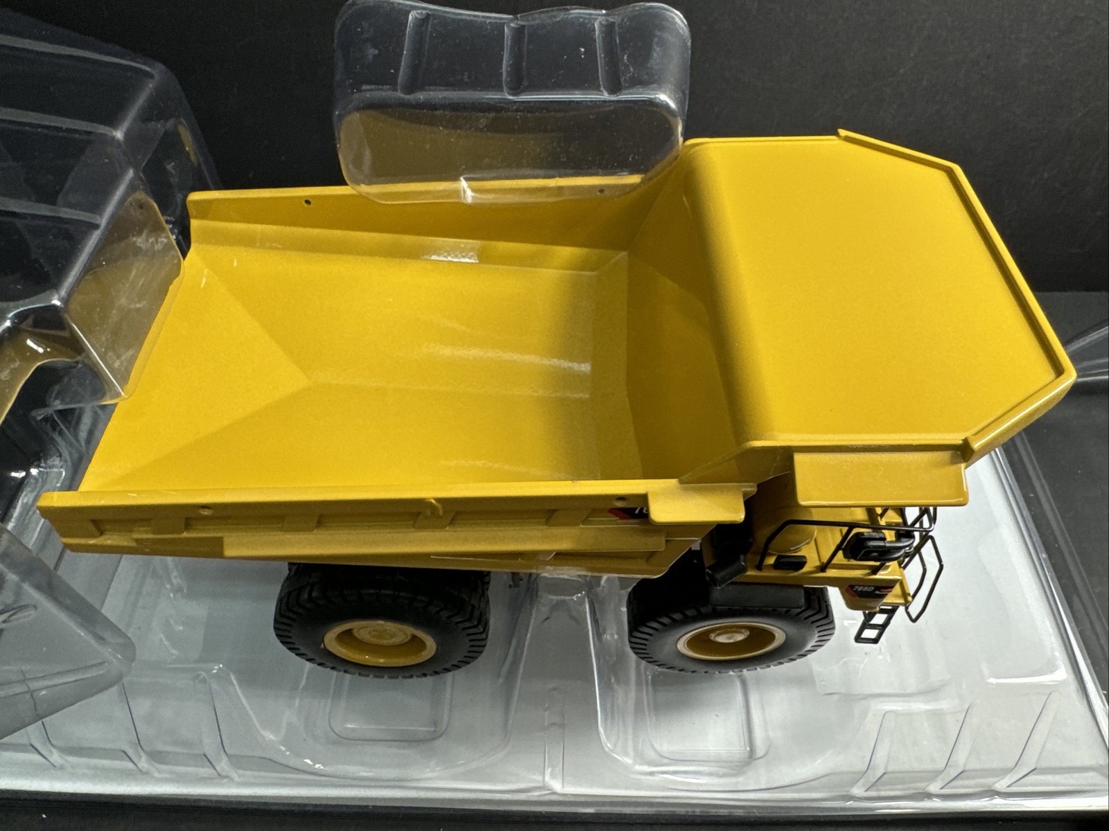 NORSCOT 55216 CATERPILLAR CAT 785D MINING TRUCK 1:50 T126
