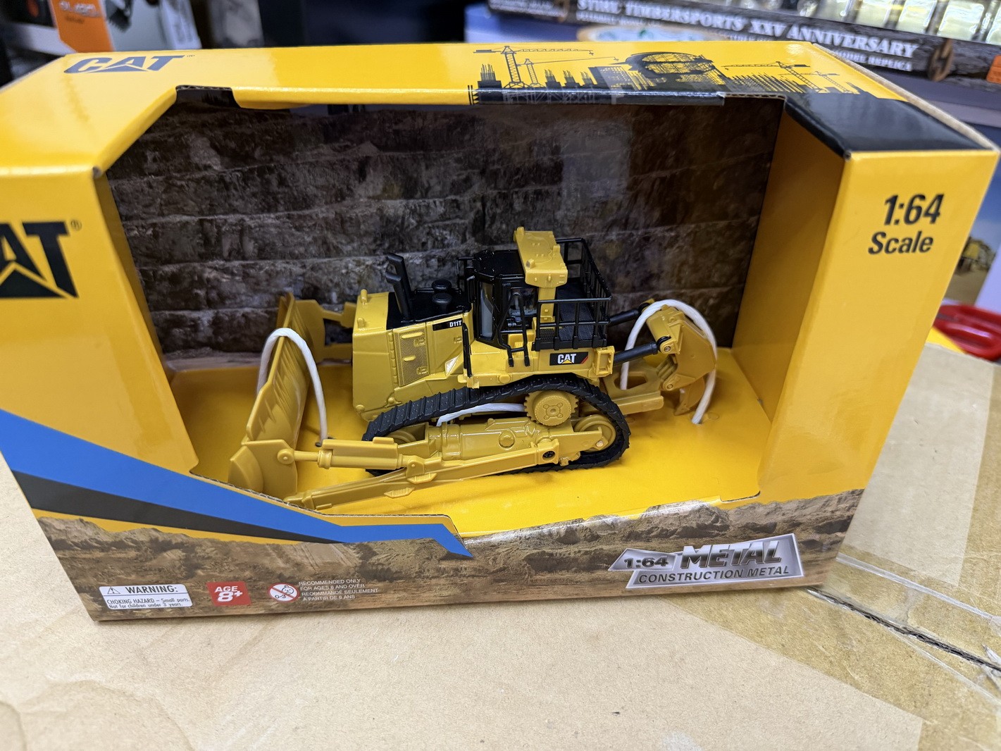 DM 1/64 Cat D11 Track Type Tractor Diecast Model Toy Gift NIB #84648