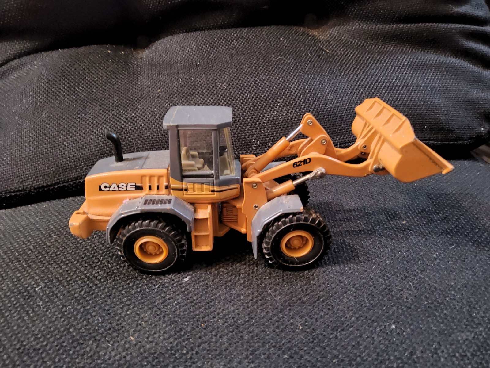VINTAGE ERTL DIE CAST: CASE FRONT WHEEL LOADER 621D
