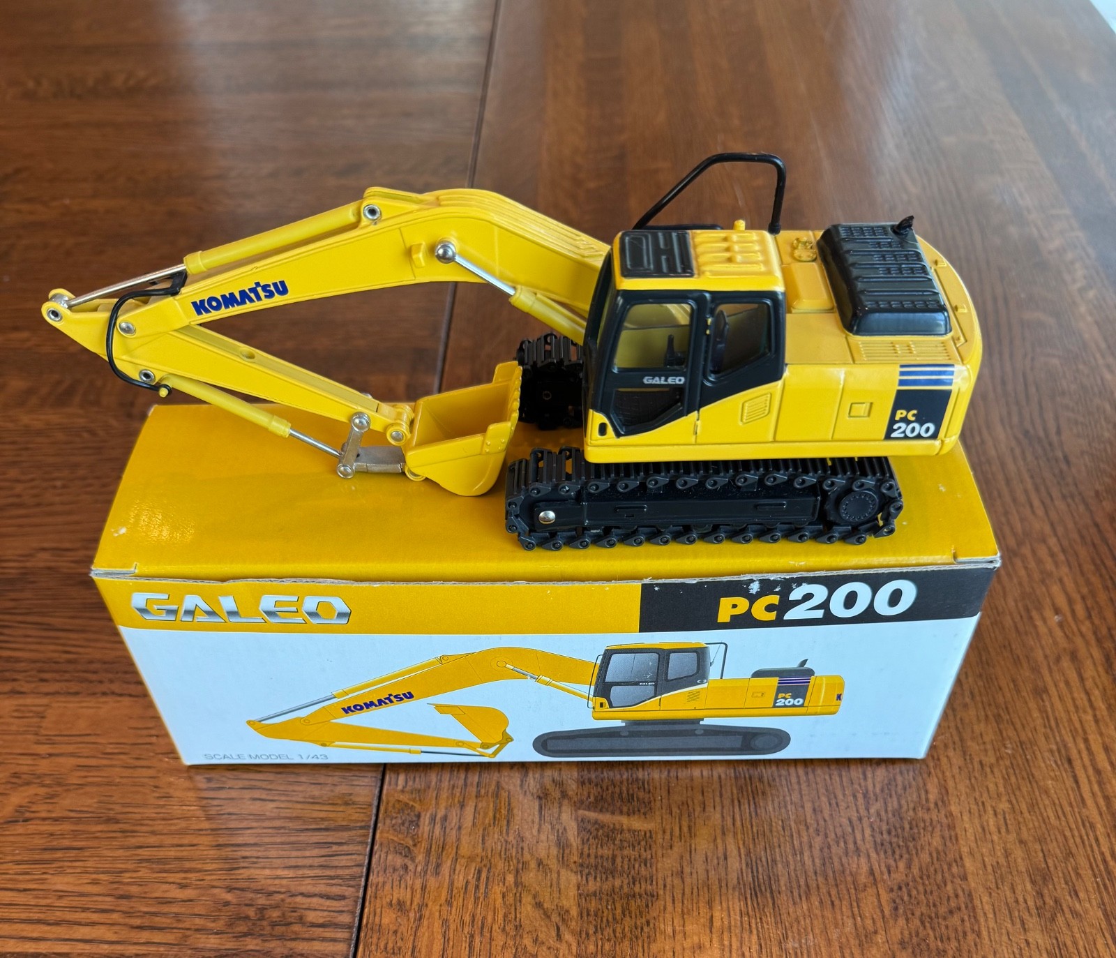 Galeo Komatsu PC200 Excavator 1:43 scale NIB