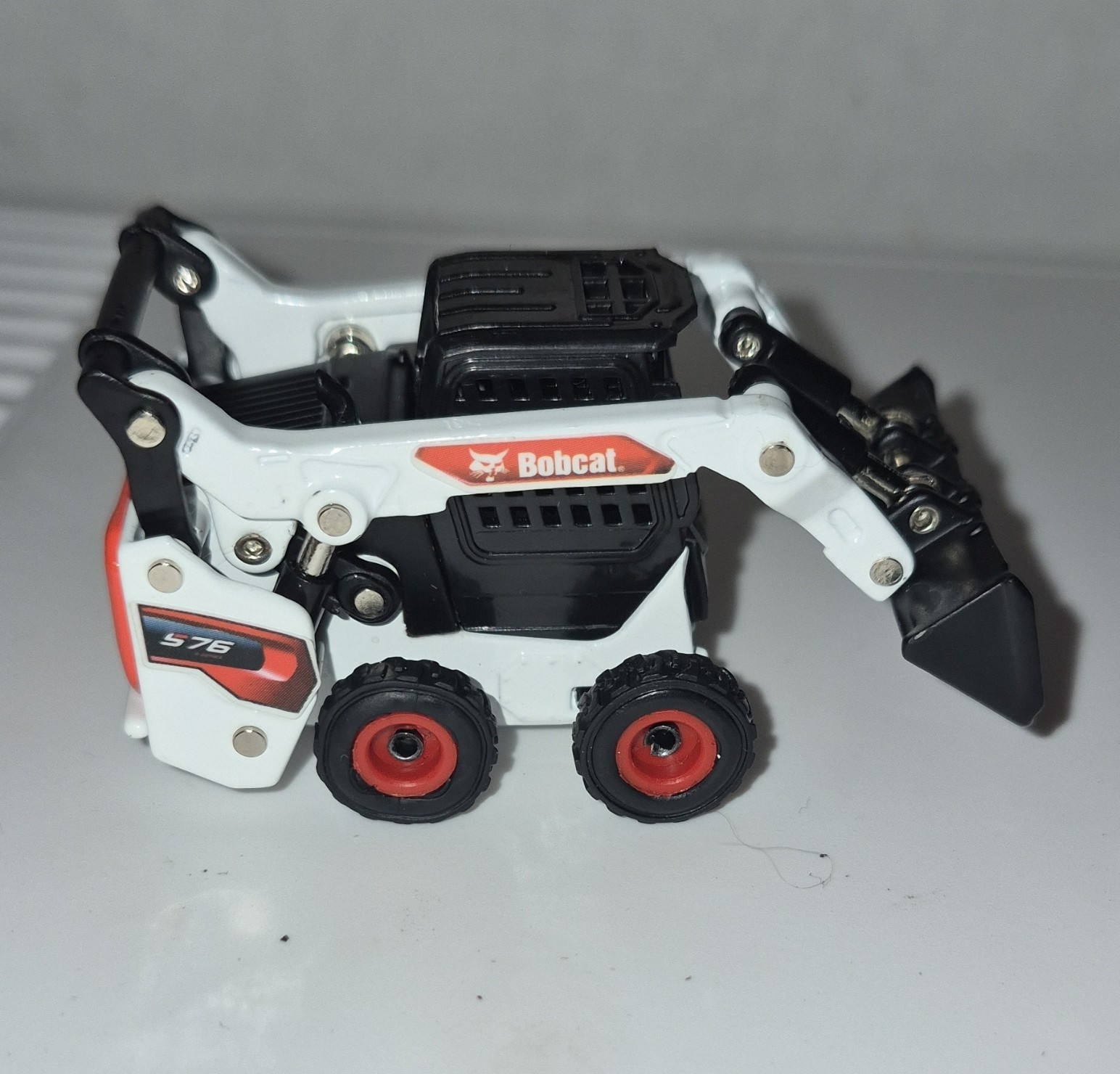 TOMY Toomies Bobcat S76 Skid Steer Loader 1:64 White/Black/Red 2023