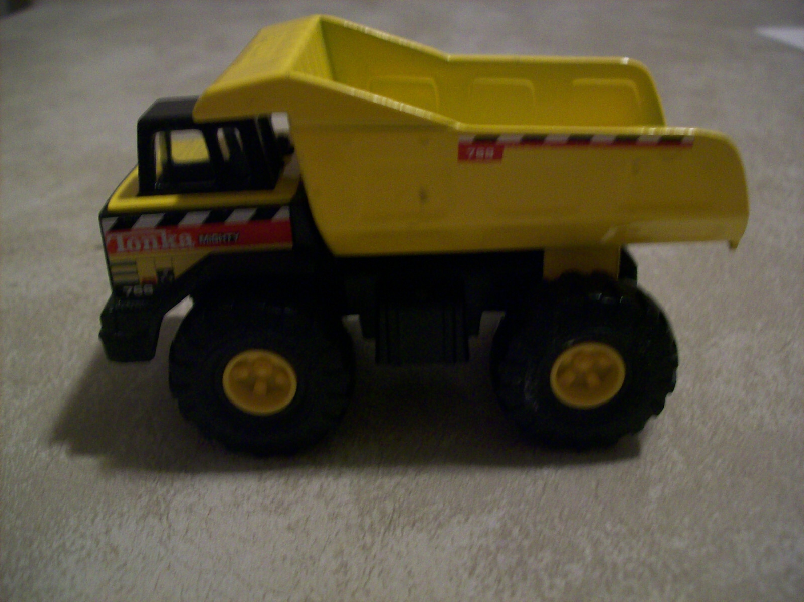Maisto Hasbro Plastic & Diecast Tonka Mighty Mini 768 Dump Truck Construction