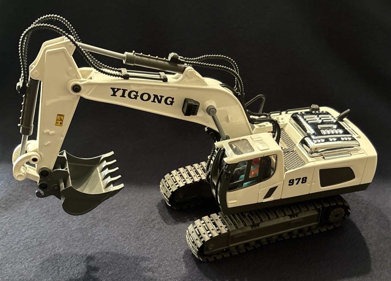 YIGONG 978 RC Excavator White TRUCK ONLY Very Good Condition!