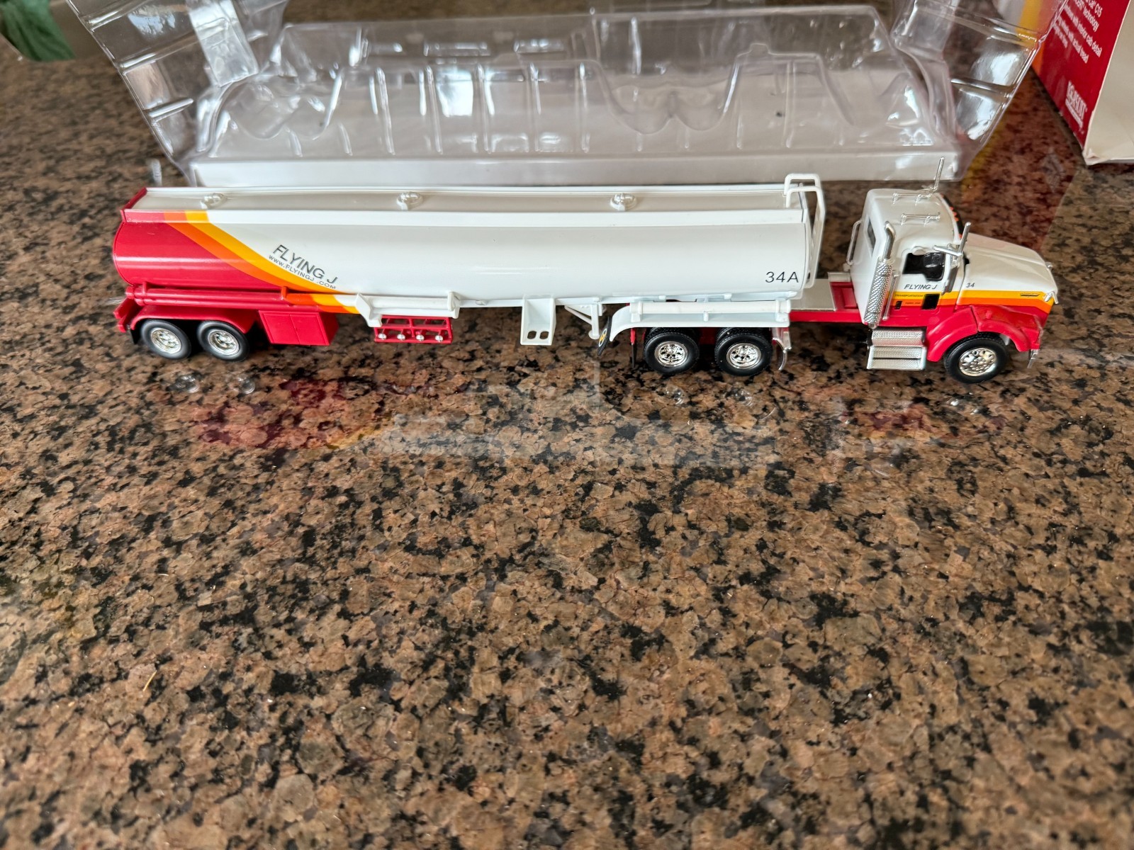 1/50 NORSCOT KENWORTH T800 WITH HEIL 9200 DTS-3 TANK TRAILER